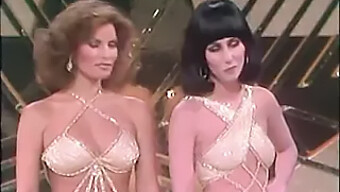 Twee Iconische Vrouwen, Cher En Raquel Welch, Nemen Deel Aan Een Sensuele Uitvoering Van Vrouwelijke Empowerment.