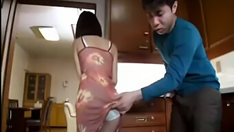 Una Milf Asiatica Fa Un Pompino Sensuale All'Amico Del Figliastro