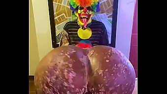 Gibby The Clown Profite Du Sexe D'Anniversaire De Victoria Cakes Sur Une Grosse Bite